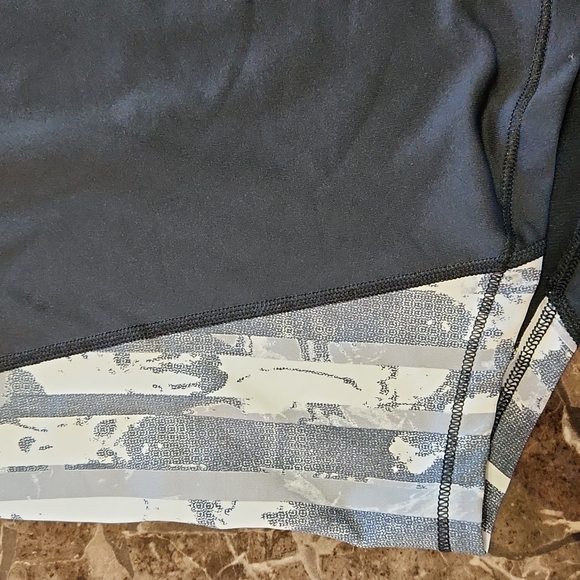 Nice Under Armour cold gear quarter zip pullover with thumb holes. Great shape! - Picture 4 of 7